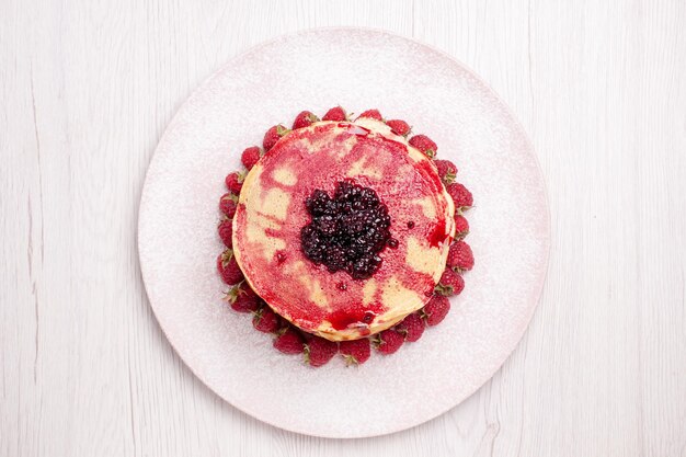 Draufsicht köstliche Pfannkuchen mit Erdbeeren und Gelee auf weißem Hintergrund Obstkuchen Kuchen Keks süße Beere