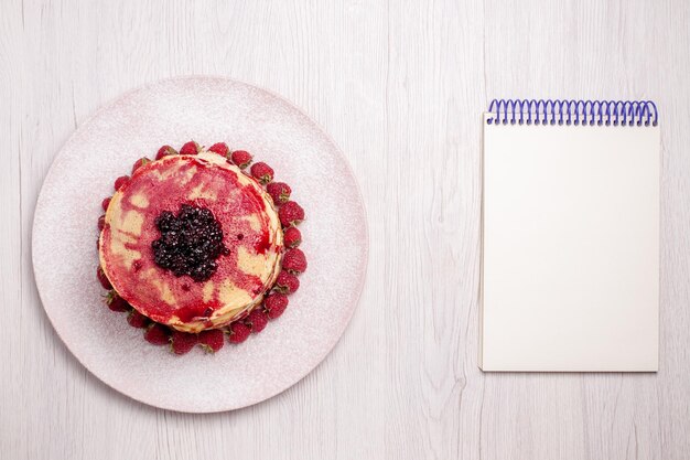 Draufsicht köstliche Pfannkuchen mit Erdbeeren und Gelee auf weißem Hintergrund Obstkuchen Kuchen Keks süße Beere