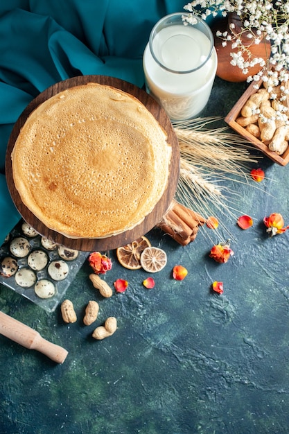 Draufsicht köstliche Pfannkuchen mit Milch auf dunkler Oberfläche