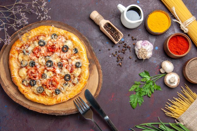 Draufsicht köstliche pilzpizza gekocht mit käse und oliven auf der dunklen oberflächenmahlzeitsnackpizza italienischer teig