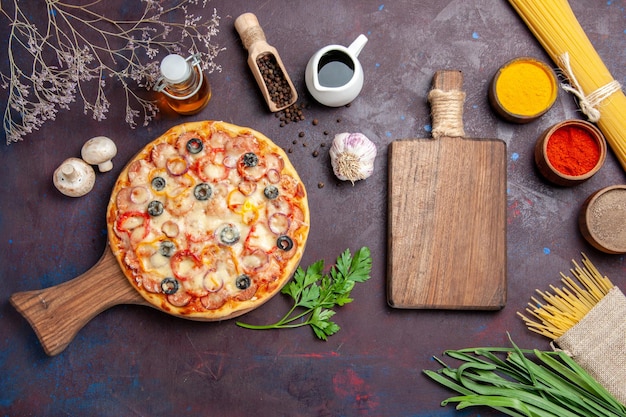 Kostenloses Foto draufsicht köstliche pilzpizza mit käse und oliven auf der dunklen oberfläche mahlzeitteig-snackpizza italienisch