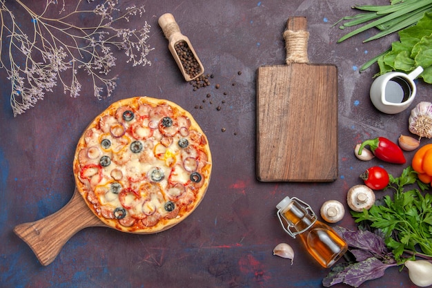 Draufsicht köstliche pilzpizza mit käse und oliven auf der dunklen oberflächenmahlzeit italienische lebensmittelteig-snackpizza
