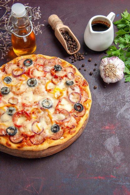 Draufsicht köstliche pilzpizza mit käse und oliven auf der dunklen oberflächenmahlzeit italienische lebensmittelteig-snackpizza