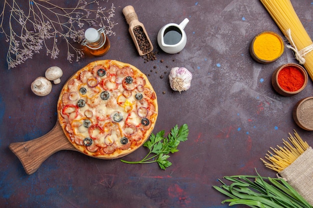 Draufsicht köstliche pilzpizza mit käse und oliven auf dunklem schreibtisch essen teigsnackpizza italienisch