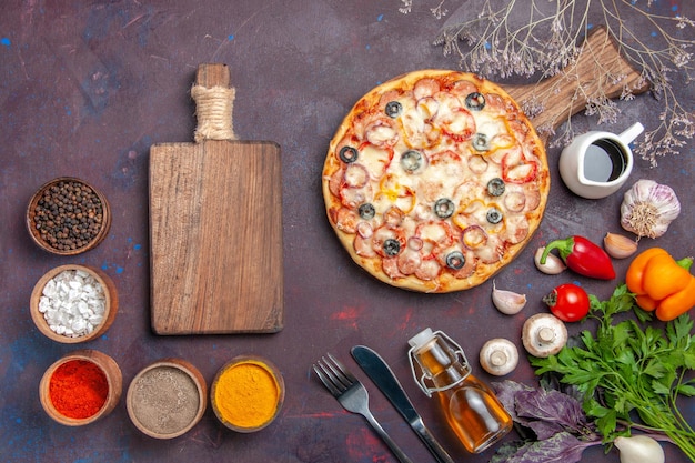 Kostenloses Foto draufsicht köstliche pilzpizza mit käseoliven und gewürzen auf dunkler oberfläche pizzamahlzeit italienischer teig