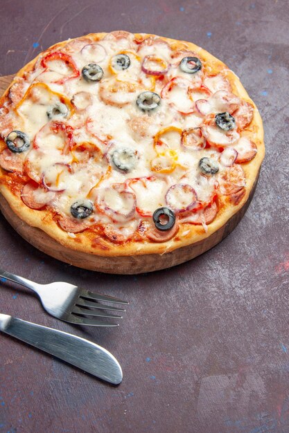 Draufsicht köstliche pilzpizza mit käseoliven und tomaten auf der dunklen oberfläche pizzamehlteigessen