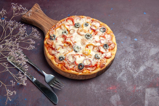 Kostenloses Foto draufsicht köstliche pilzpizza mit käseoliven und tomaten auf der dunklen oberfläche pizzamehlteigessen