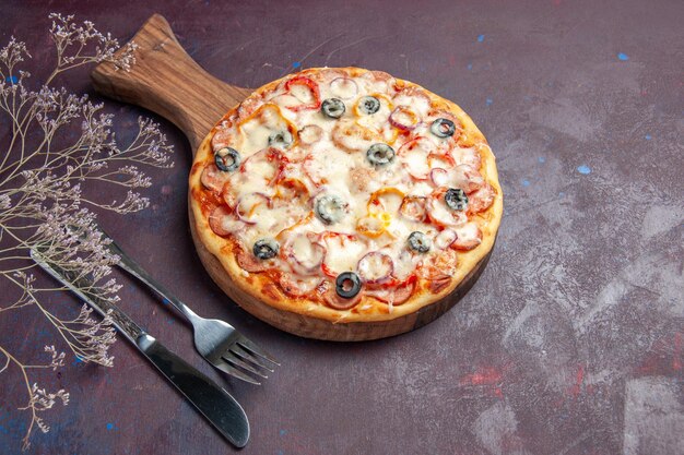 Draufsicht köstliche pilzpizza mit käseoliven und tomaten auf der dunklen oberfläche pizzamehlteigessen
