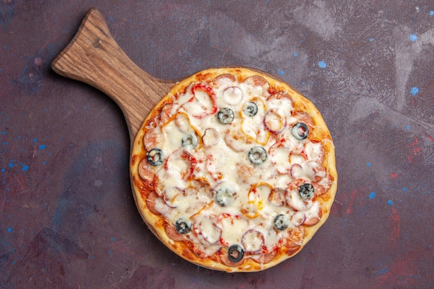 Kostenloses Foto draufsicht köstliche pilzpizza mit käseoliven und tomaten auf der dunklen oberfläche