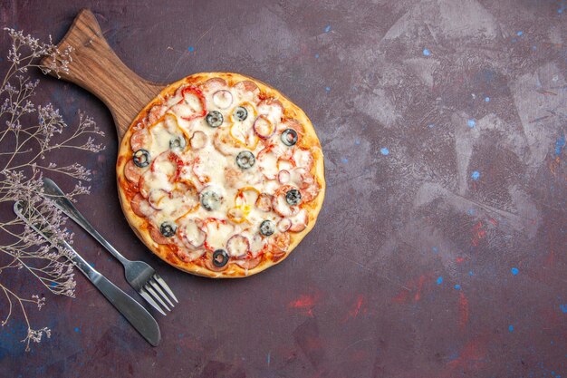 Draufsicht köstliche pilzpizza mit käseoliven und tomaten auf der dunklen oberflächenpizza italien mehlteiglebensmittel