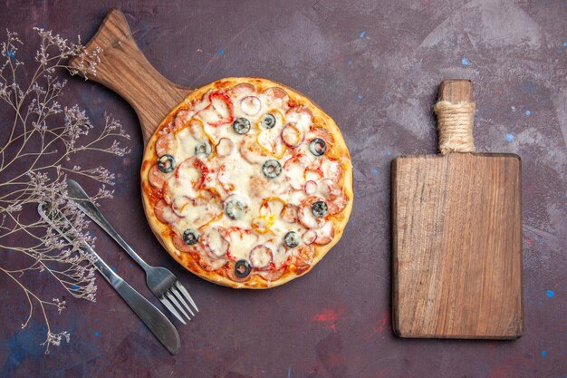 Draufsicht köstliche pilzpizza mit käseoliven und tomaten auf der dunklen oberflächenpizza italien mehlteiglebensmittel