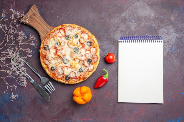 Draufsicht köstliche Pilzpizza mit Käseoliven und Tomaten auf dunkler Oberfläche Pizzamehlteig italienisch