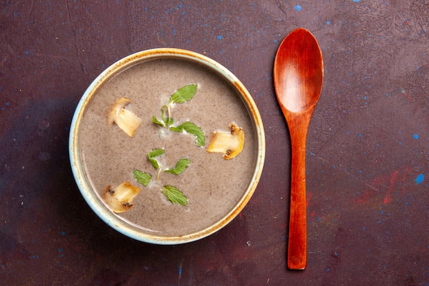 Kostenloses Foto draufsicht köstliche pilzsuppe innerhalb platte auf dem dunklen raum