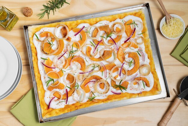 Draufsicht köstliche quadratische pizza auf tablett