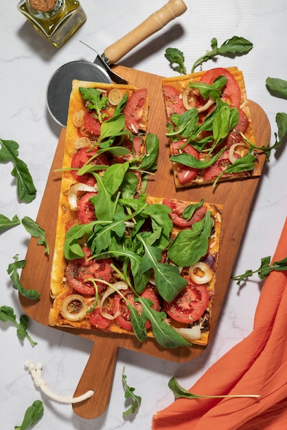 Draufsicht köstliche quadratische Pizza mit Spinat