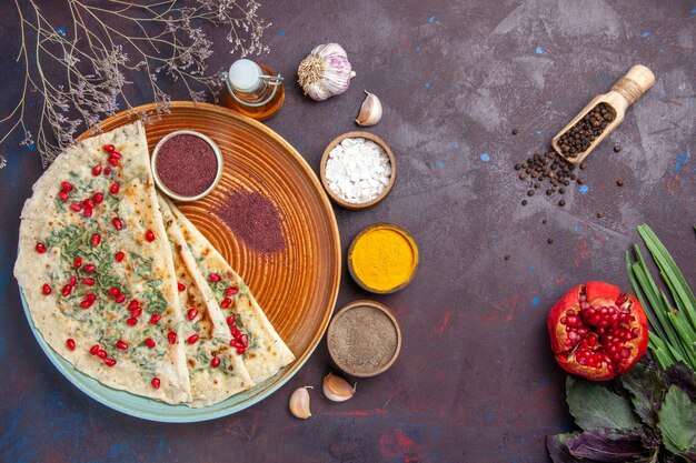 Draufsicht köstliche qutabs gekochte Teigstücke mit Grüns auf dunkelvioletter Oberfläche Abendessen Gericht kochen Teigmehl