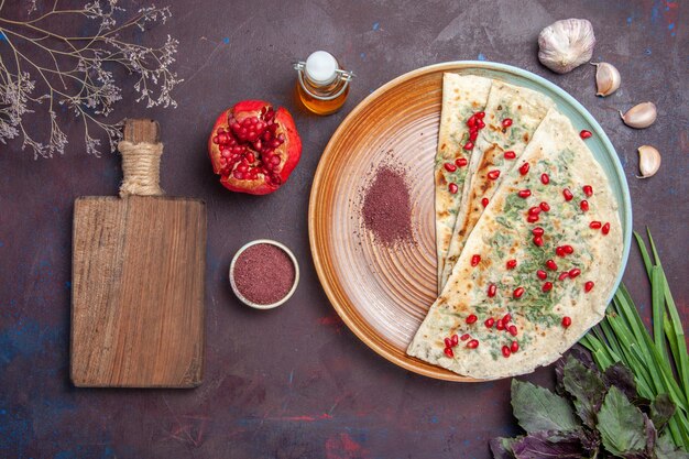 Draufsicht köstliche Qutabs gekochte Teigstücke mit Grüns auf dunkelvioletter Oberfläche Teigmahlzeit Abendessen Gericht