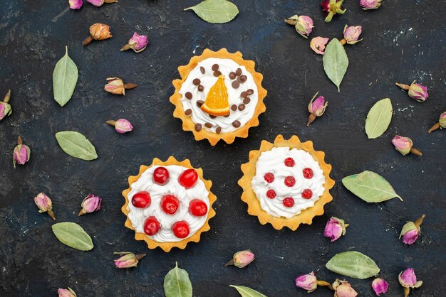 Draufsicht köstliche Rahmkuchen mit Früchten oben isoliert auf der dunklen Oberfläche zuckersüße Frucht