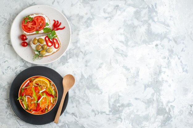 Draufsicht köstliche Sandwiches mit frischem Gemüsesalat weißer Hintergrund Toast Mittagessen Gesundheit horizontales Essen Burger Mahlzeit Brot freier Raum
