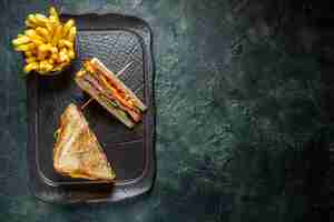 Kostenloses Foto draufsicht köstliche schinkensandwiches mit dunkler oberfläche der pommes frites