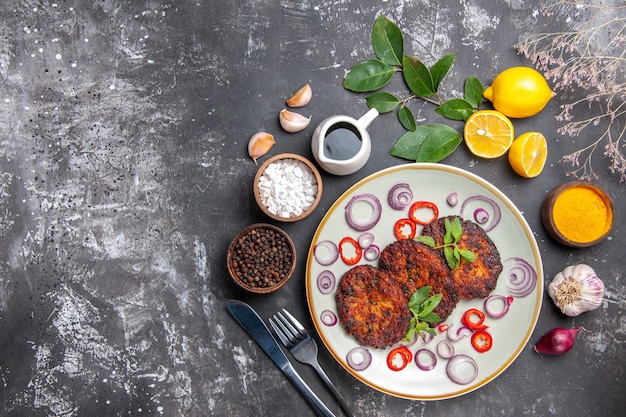 Draufsicht köstliche Schnitzel mit Zwiebelringen