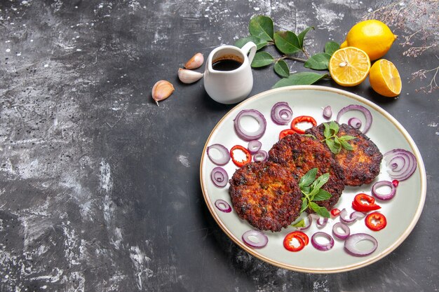 Draufsicht köstliche Schnitzel mit Zwiebelringen