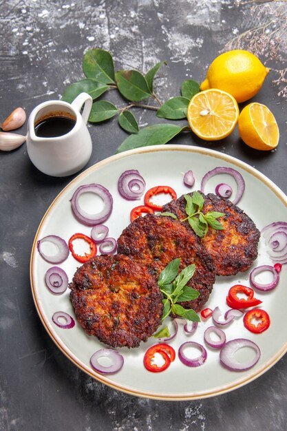 Draufsicht köstliche Schnitzel mit Zwiebelringen