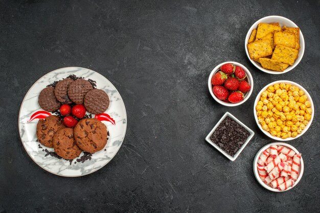 Draufsicht köstliche Schoko-Kekse mit Snacks