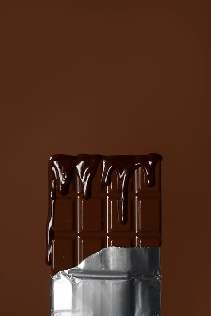 Draufsicht köstliche Schokoladentafel mit Belag