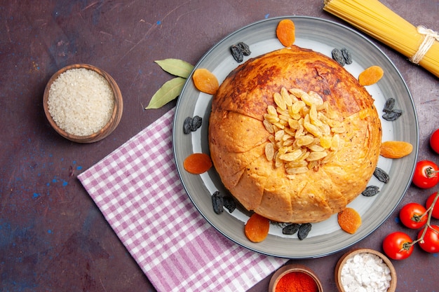 Draufsicht köstliche shakh plov östliche Mahlzeit besteht aus gekochtem Reis innerhalb des runden Teigs auf einer dunklen Oberfläche Teigmahlzeitessenessenreis