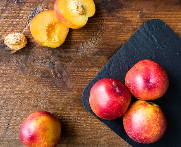 Draufsicht köstliche Sommerfrucht auf Teller