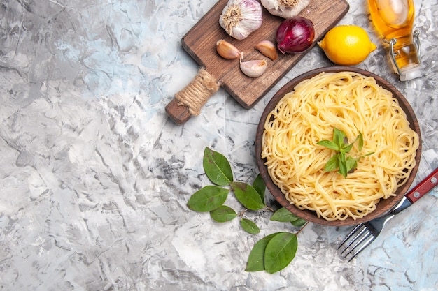 Draufsicht köstliche Spaghetti mit Knoblauch auf weißem Tischabendessenteigmahlzeitnudeln