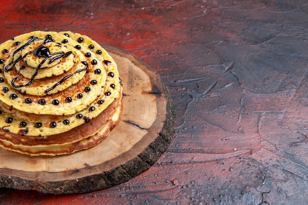 Draufsicht köstliche süße Pfannkuchen mit Zuckerguss auf der dunklen Oberfläche