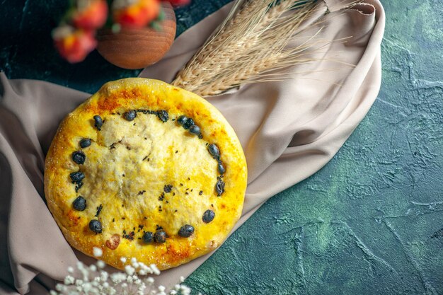 Draufsicht köstliche süße Torte auf dunkelblauer Oberfläche Gebäck Zucker backen Kuchen Torte Dessert Tee süßer Keks