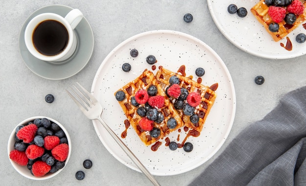 Draufsicht köstliche Süßigkeiten mit Waldfrucht