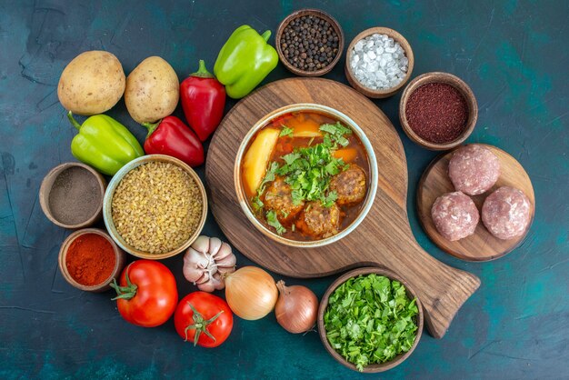 Draufsicht köstliche Suppe mit frischem Gemüse und Gemüse auf dunkelblauer Schreibtischgemüse reifes Essen Mahlzeit Fleischsuppe