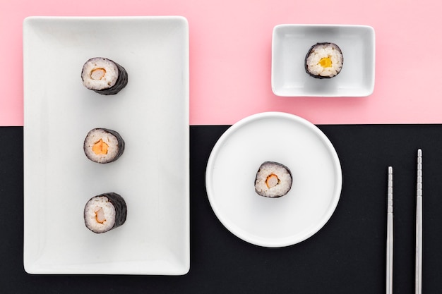 Draufsicht köstliche Sushi-Rollen auf dem Tisch