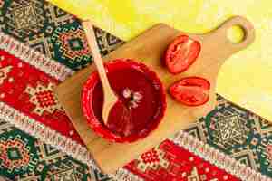 Kostenloses Foto draufsicht köstliche tomatensauce mit frischen roten tomaten auf der gelben schreibtischsuppe essen mahlzeit abendessen