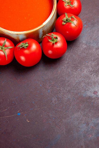 Draufsicht köstliche Tomatensuppe mit frischen roten Tomaten auf dunklem Hintergrund Tomatengericht Suppe Abendessen