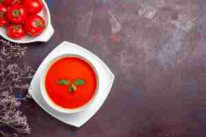 Kostenloses Foto draufsicht köstliche tomatensuppe mit frischen tomaten auf der dunklen hintergrundgerichtssoße tomatenfarbe mahlzeitsuppe