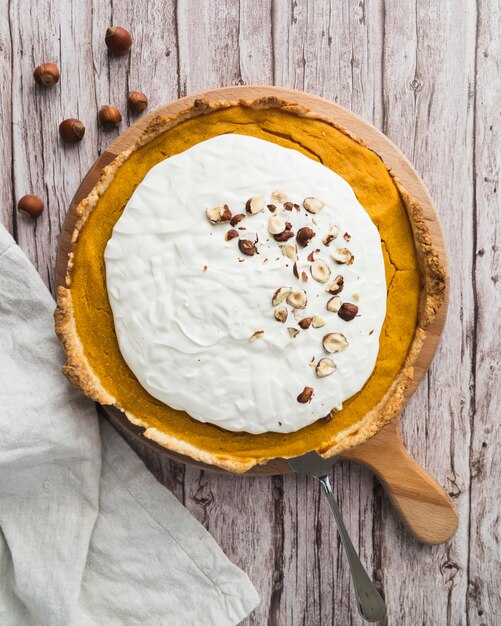 Draufsicht köstliche Torte mit Haselnüssen