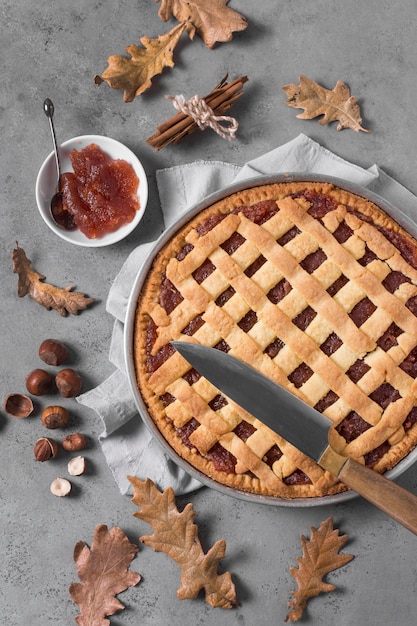 Draufsicht köstliche Torte und Herbstblätter