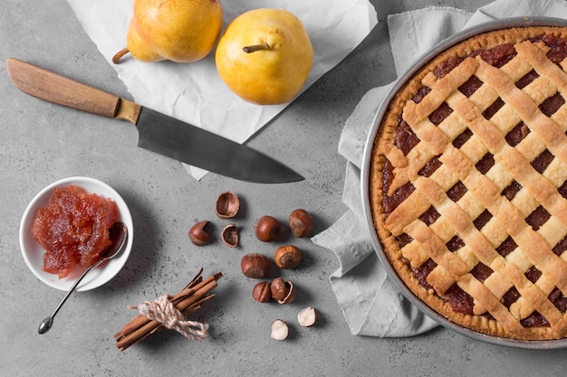 Draufsicht köstliche Torte und Walnüsse