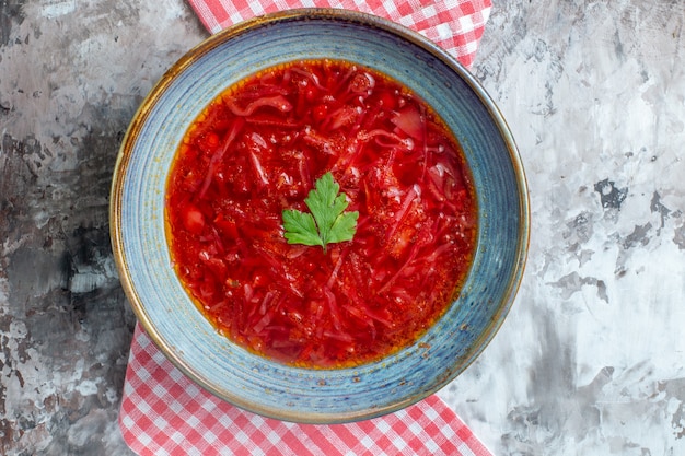 Kostenloses Foto draufsicht köstliche ukrainische rübensuppe des borschtsches innerhalb des tellers auf weißem hintergrund