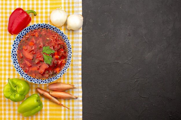 Draufsicht köstliche ukrainische Rübensuppe mit Borschtsch auf dem dunklen Raum