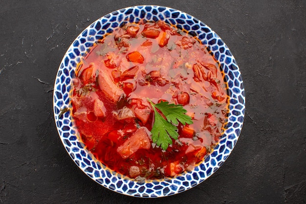 Draufsicht köstliche ukrainische rübensuppe mit borschtsch auf dem dunklen raum