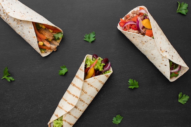 Draufsicht köstliche Wraps mit Fleisch und Petersilie