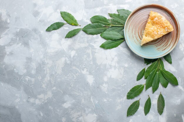 Draufsicht köstlicher Apfelkuchen innerhalb Platte auf weißem Schreibtischkuchenkuchen-Keks süßer Zuckerkuchen