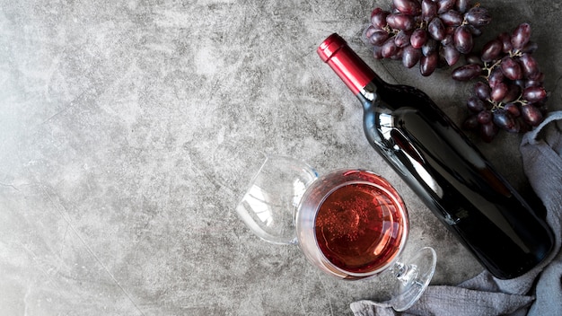 Draufsicht köstlicher Bio-Wein und Trauben