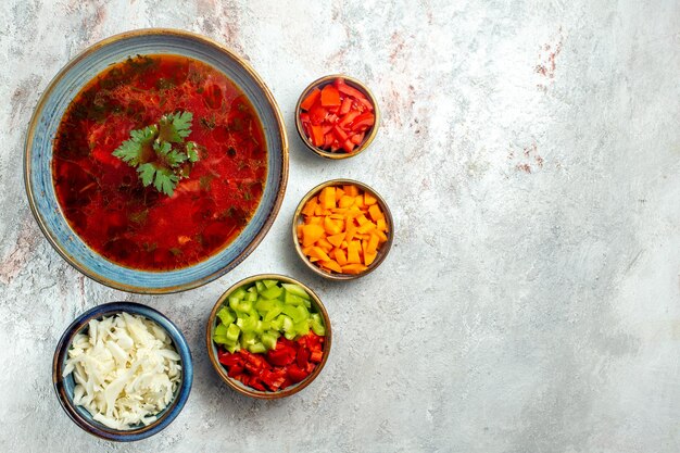 Draufsicht köstlicher Borschtsch berühmte ukrainische Rübensuppe mit Fleisch auf weißem Raum